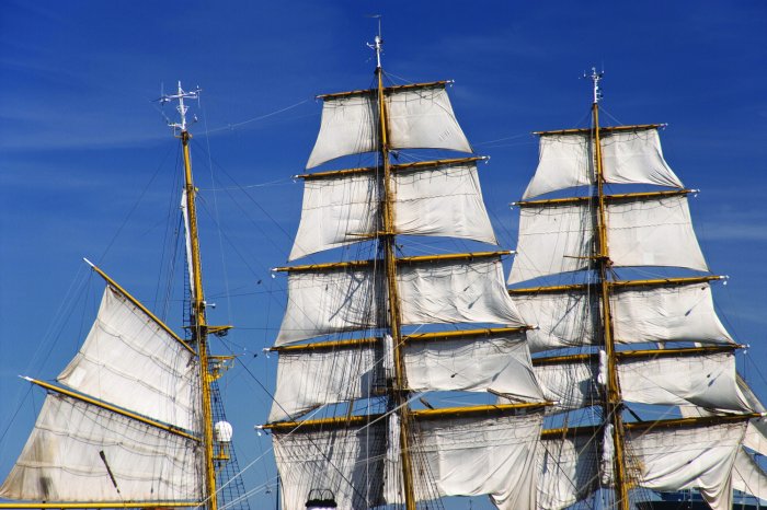 Papier peint  Navire en mer naviguant près d'un phare