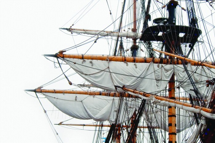 Papier peint  Voiles d'un grand navire sur fond blanc