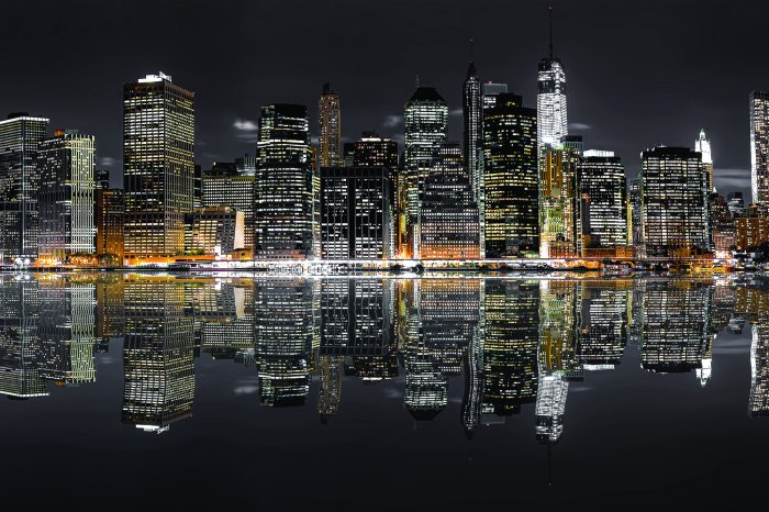 Papier peint  New York la nuit reflété dans l'eau