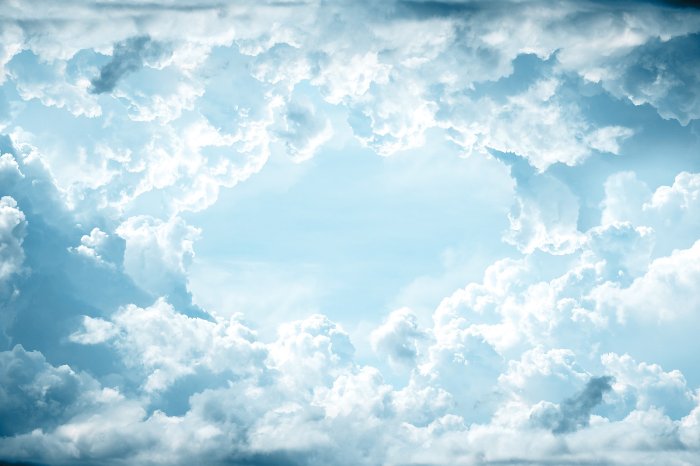 Papier peint  Nuages denses dans le ciel bleu