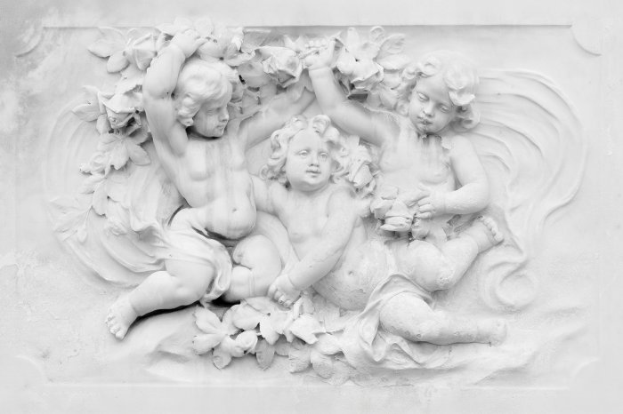 Papier peint  Sculptures angéliques blanches sur fond minimaliste