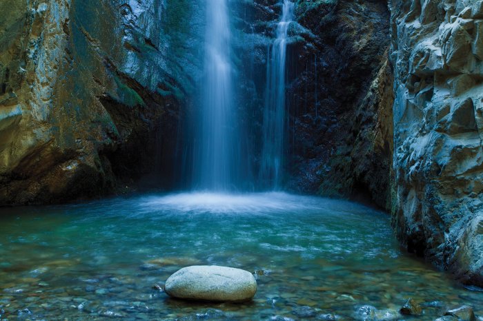 Papier peint  Grotte avec une cascade et des rochers