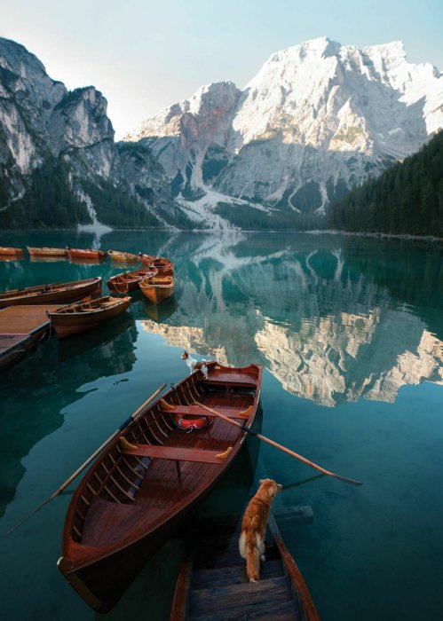 Papier peint  Lac de Braies avec des bateaux en bois et un paysage montagneux