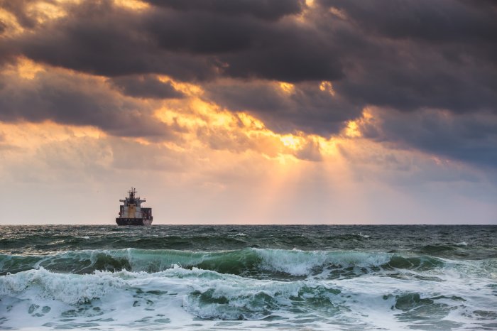 Papier peint  Navire sur une mer agitée