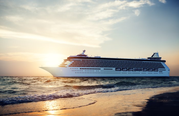 Papier peint  Yacht en mer sur fond de soleil couchant