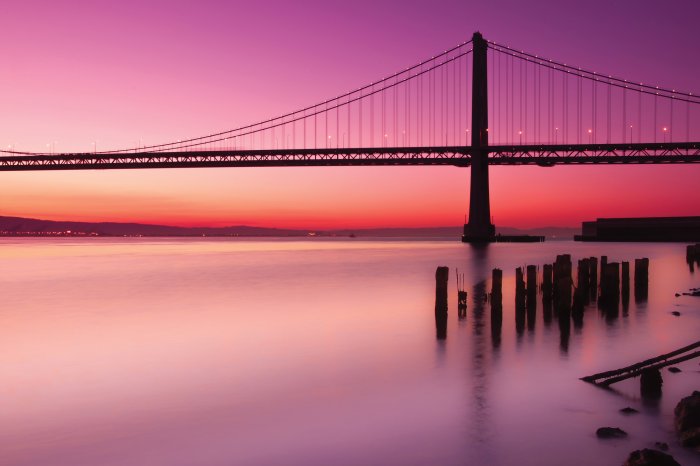 Papier peint  Paysage avec coucher de soleil et un pont sur fond de ciel rose