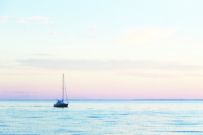 Papier peint  Voilier naviguant sur la mer au coucher du soleil