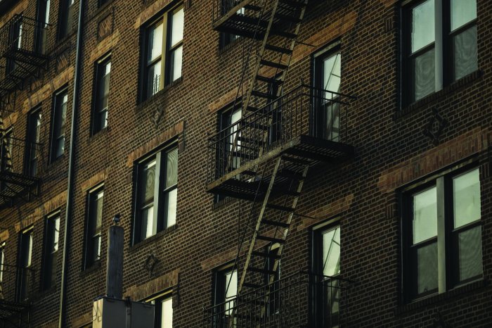 Papier peint  Vieille maison de rapport avec escaliers extérieurs