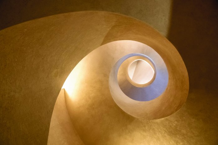 Papier peint  Escalier en spirale en béton avec motif de tunnel