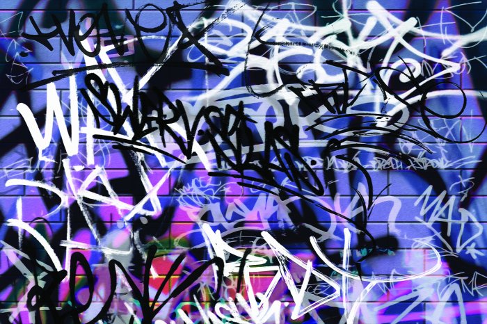 Papier peint  Inscriptions artistiques sur un mur de briques violettes