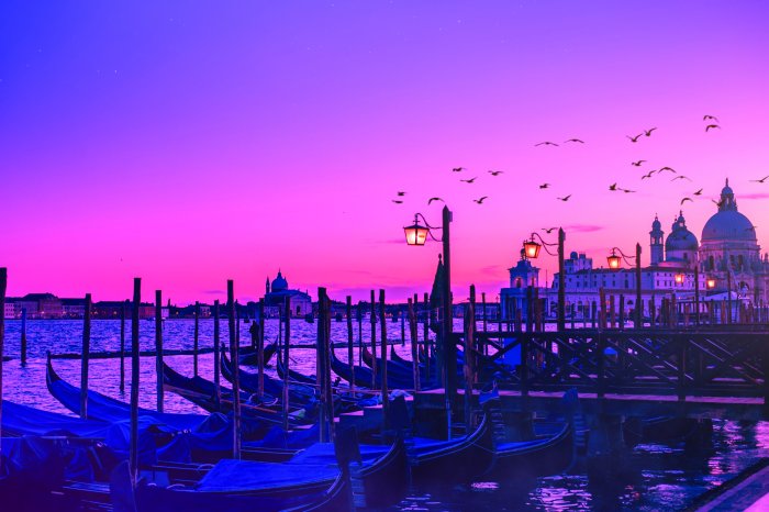 Papier peint  Coucher de soleil vénitien avec gondoles et cathédrale en arrière-plan