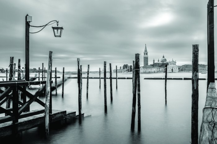 Papier peint  Photo en noir et blanc avec vue sur une église