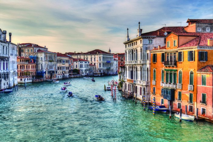 Papier peint  Canal vénitien avec des bateaux parmi les maisons