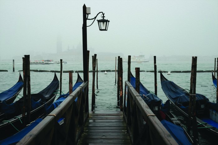 Papier peint  Gondoles de Venise enveloppées d'un épais brouillard