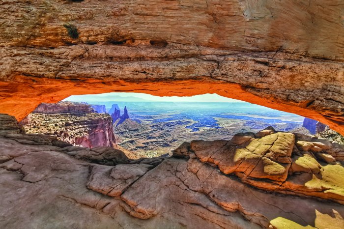Papier peint  Falaises rocheuses avec vue sur le désert