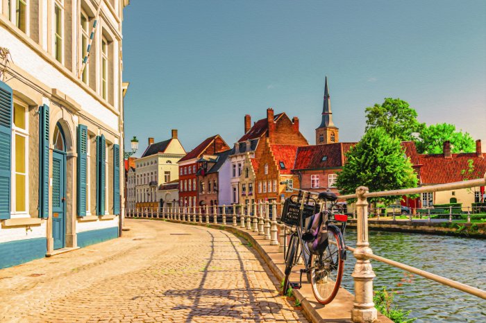 Papier peint  Charmante ville près du quai du canal d'eau