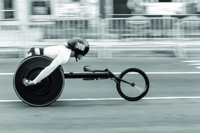 Papier peint  Coureur en fauteuil roulant de course à pleine vitesse