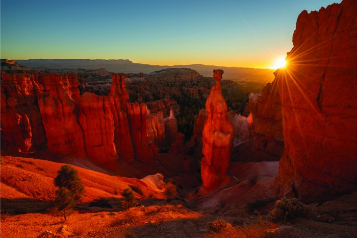 Papier peint  Coucher de soleil parmi les rochers du désert