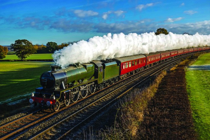Papier peint  Train à vapeur traversant les champs