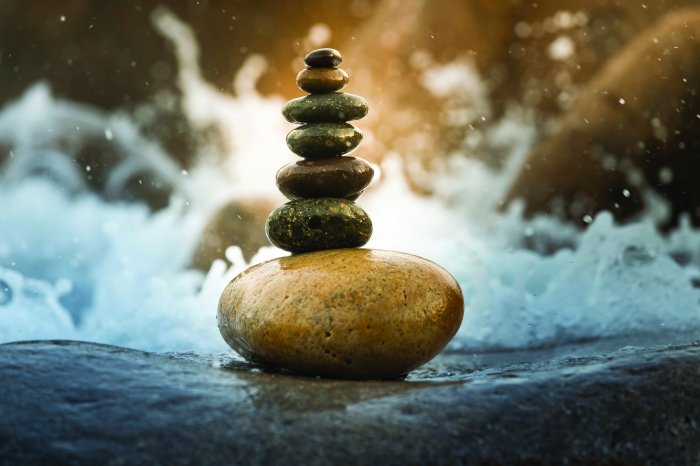 Papier peint  Tour en pierre sur fond d’eau