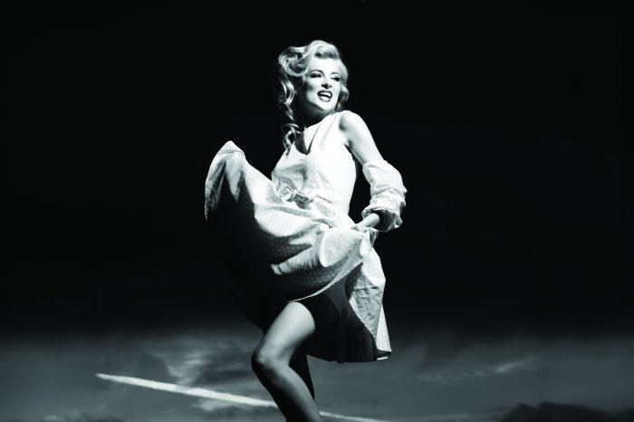 Papier peint  Photo en noir et blanc d'une femme en robe style Monroe