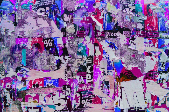 Papier peint  Affiches artistiques déchirées sur le mur