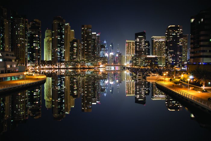 Papier peint  Grands immeubles la nuit