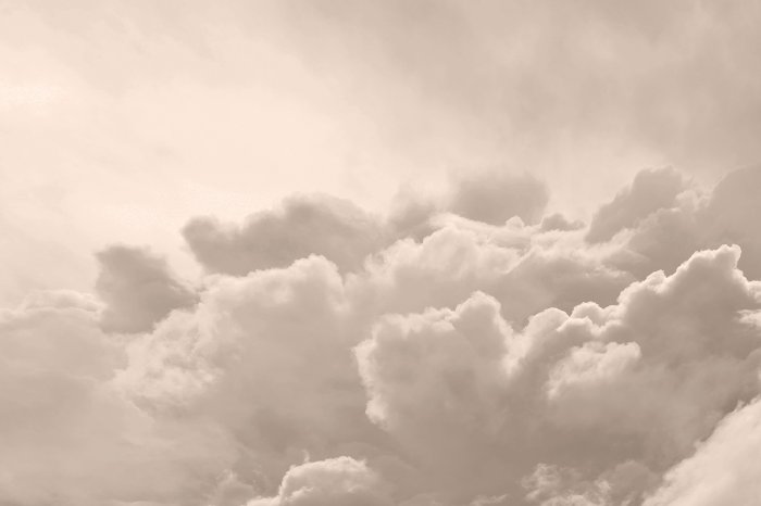 Papier peint  Nuages dans un paysage beige paisible