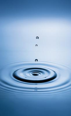 Sticker  Gouttes d’eau tombant à la surface de l’eau