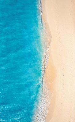 Sticker  Vue aérienne d’une plage de sable et d’une eau turquoise