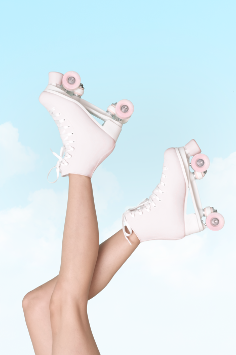 Tableau  Jambes de femme en patins à roulettes pastel se détachant sur le ciel