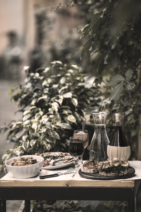 Tableau  Plats méditerranéens dans un restaurant en bord de mer