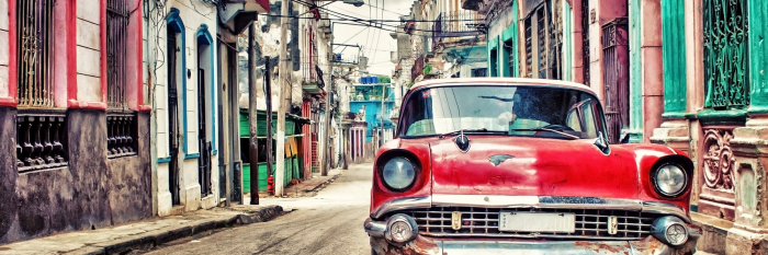 Tableau  Une voiture rouge rétro garée dans le vieux quartier de La Havane