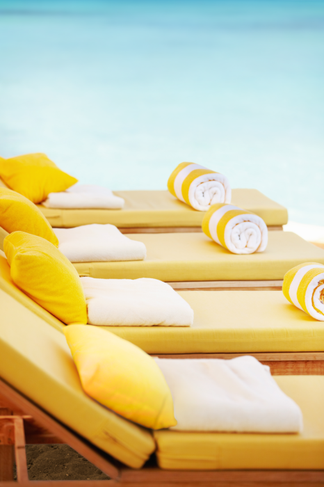 Tableau  Des chaises longues jaunes sur la plage donnant sur la mer