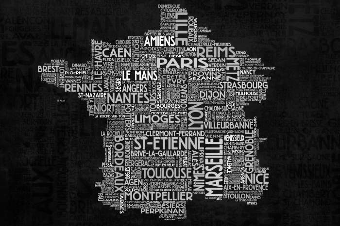 Tableau  Une carte de France composée de noms de villes sur fond sombre.