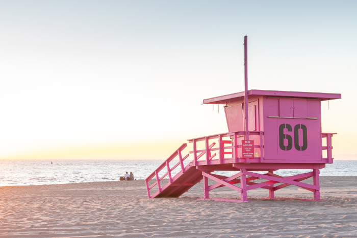 Tableau  Un poste de surveillance de sauveteurs aux couleurs pastel surplombant l&#39;océan au lever du soleil