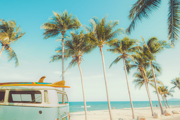 Tableau  Fourgonnette rétro avec planches de surf au bord de l&#39;océan