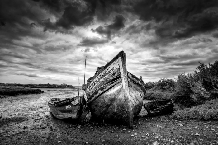 Tableau  De vieux bateaux en bois sous un ciel orageux