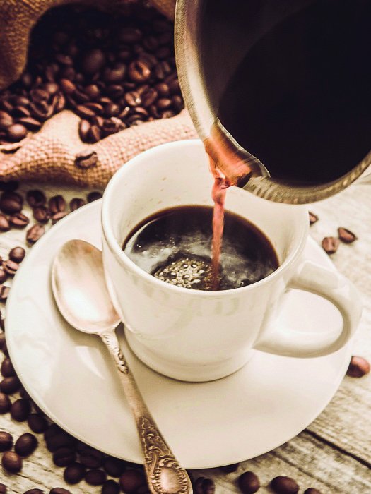 Tableau  Une tasse de café avec des grains en arrière-plan