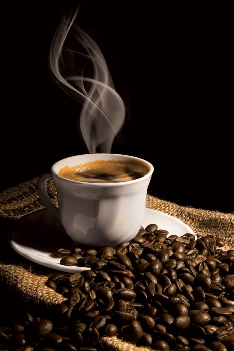 Tableau  Café noir fraîchement moulu dans une tasse en porcelaine