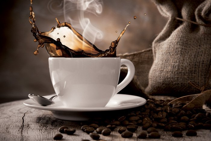 Tableau  Une tasse blanche remplie de café noir aromatique