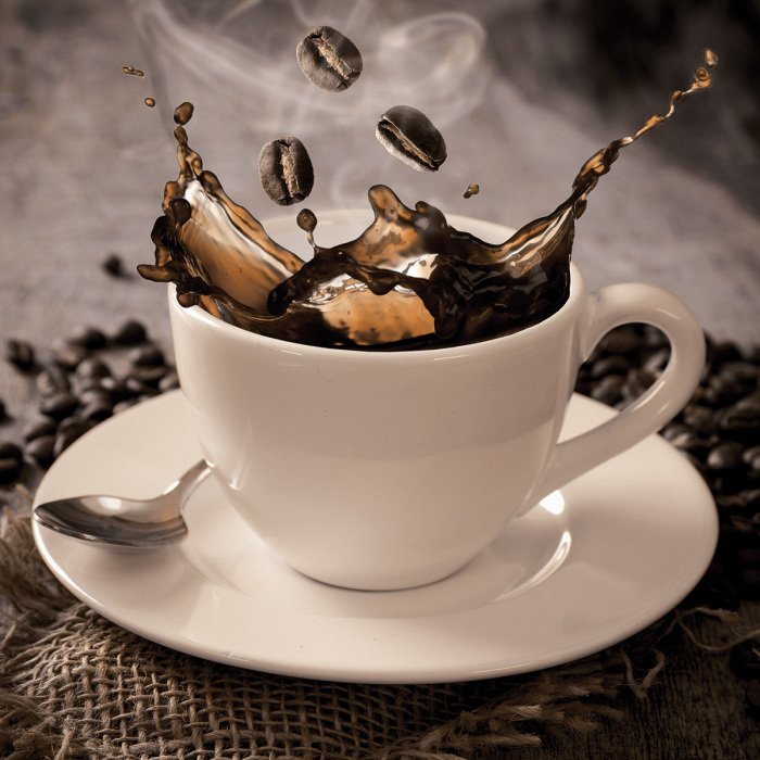 Tableau  Une tasse blanche classique avec un café noir intense