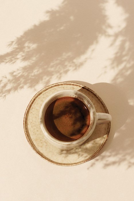 Tableau  Une élégante tasse en céramique contenant du café aromatique