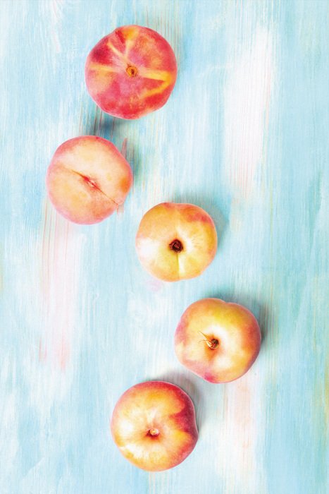 Tableau  Des pêches juteuses et mûres sur la table