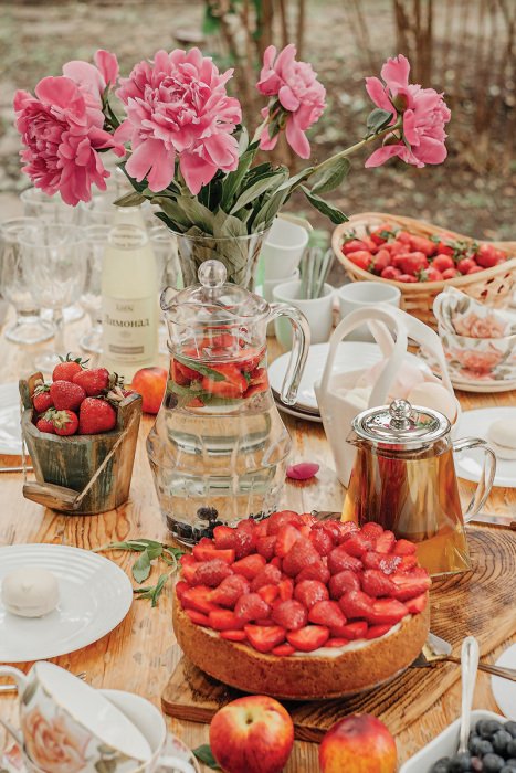 Tableau  Petit-déjeuner aux fraises fraîches dans un cadre de jardin