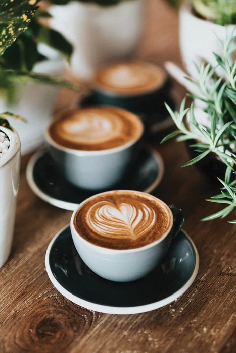 Tableau  Une ambiance naturelle avec des tasses de café au milieu des fleurs