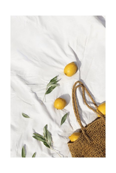 Poster  Un sachet de citrons naturels sur une nappe blanche
