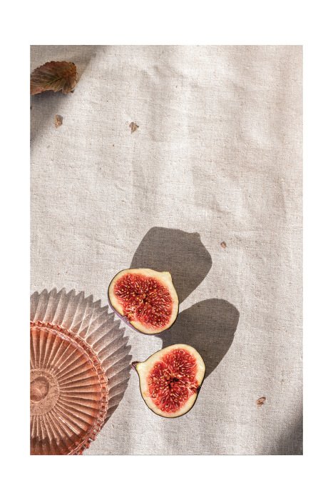 Poster  Une composition élégante avec des figues et du vin sur un fond naturel