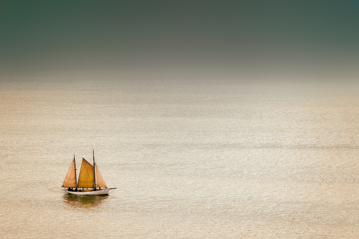 Poster  Un voilier solitaire à l'horizon de la mer