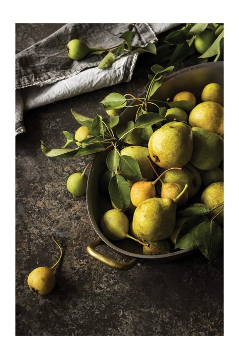 Poster  Des poires juteuses dans un bol minimaliste sur la table de la cuisine
